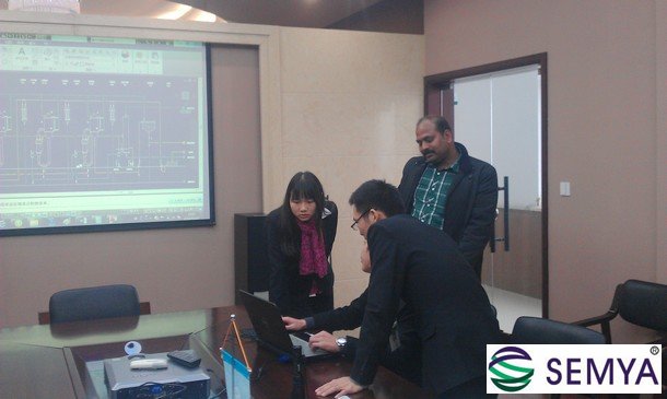 工程師和印度客戶交流設(shè)備工藝流程